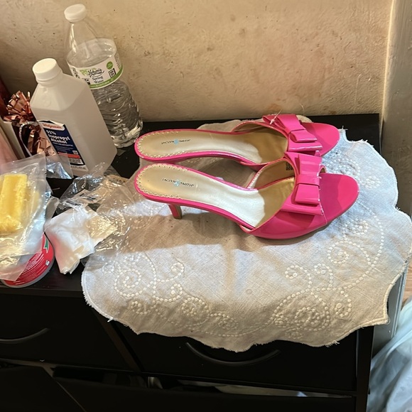 Jaclyn Smith Hot Pink Bow Heels - Picture 5 of 10